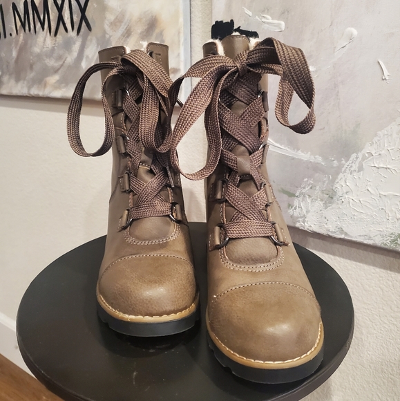 Universal Thread Katherine NWOB size 7 Grey Taupe - Picture 2 of 6